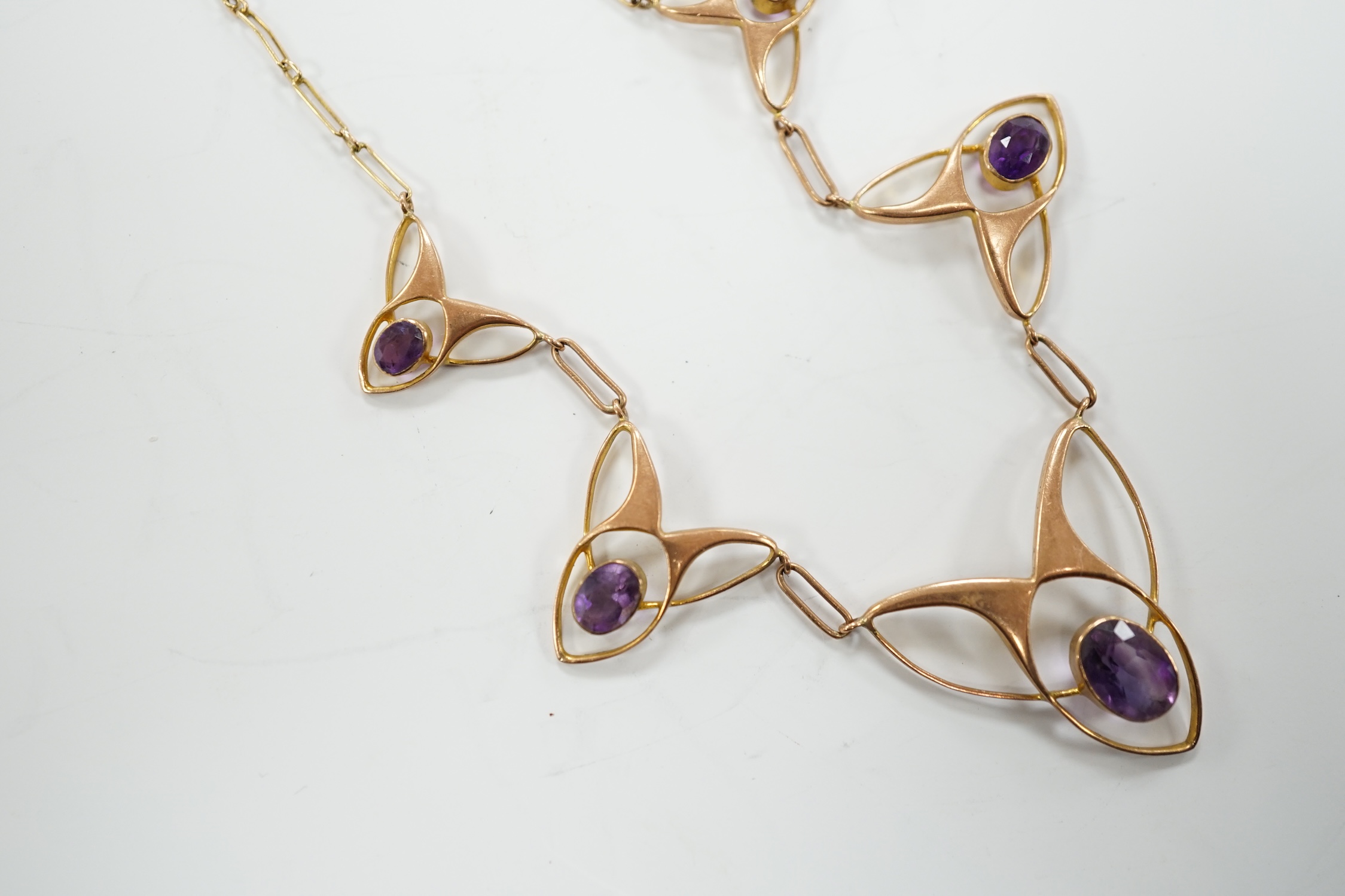 An Edwardian Art Nouveau 9ct and graduated five stone oval cut amethyst set necklace, 44cm, gross weight 6.2 grams.